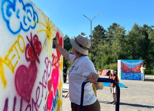 зрители с краской