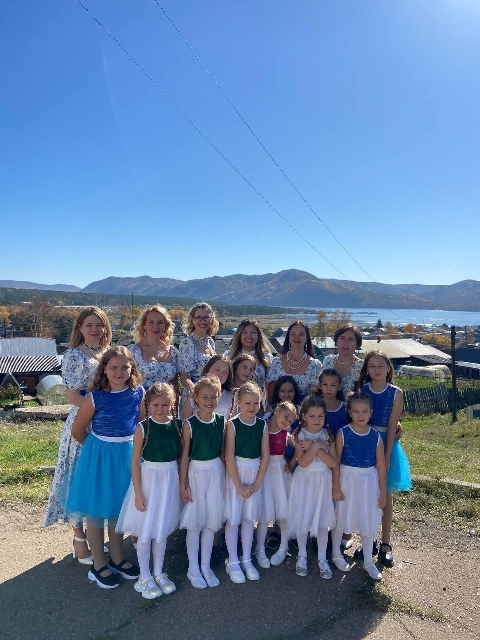 Участницы ансамбля НАДЕЖДА и ИЗУМРУДНАЯ ВОЛНА